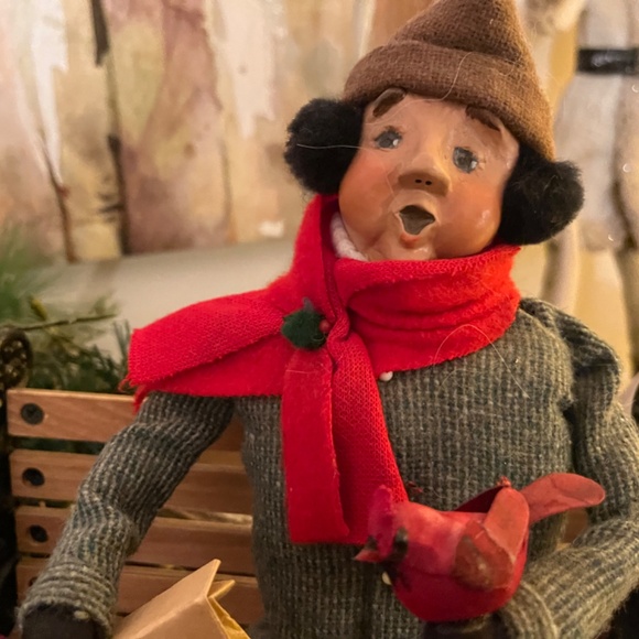 Byers Choice Cries of London Series Man on Bench Feeding the Birds - Picture 4 of 12